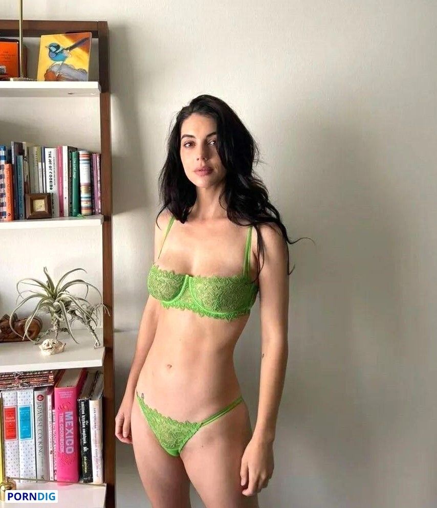 Adelaide Kane Nude Leaked Photo #15 - Porndig