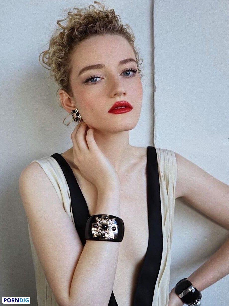 Julia Garner Nude Leaked Photo #19 - Porndig