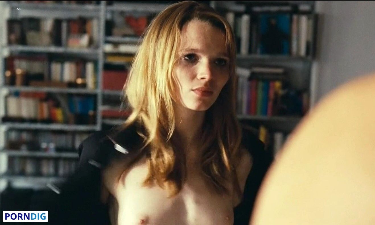 Karoline Herfurth Nude Leaked Photo #2 - Porndig