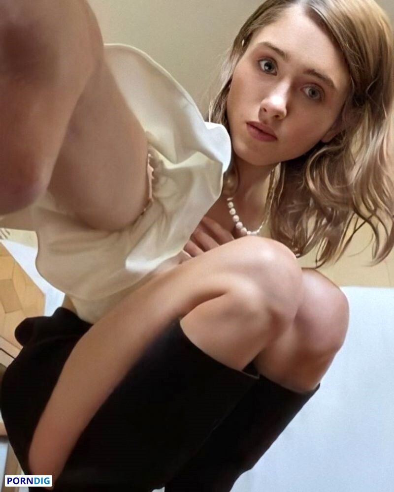 Natalia Dyer Nude Leaked Photo #29 - Porndig