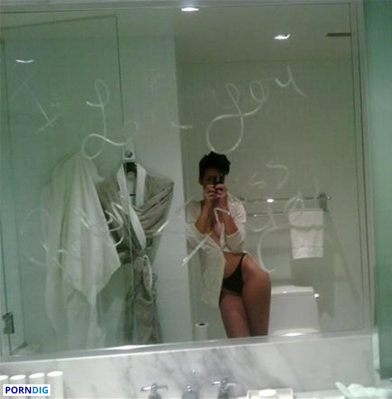 Rihanna Nude Leaked Photo #37 - Porndig